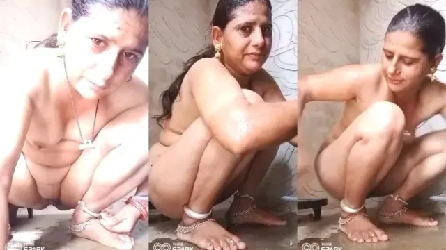 Desi Bhabhi Nude Bath Soaps Her Wet Pussy and Huge Boobs